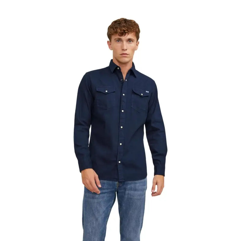 Chemise homme bleu marine à manches longues, boutonnée, avec deux poches poitrine et boutons blancs, de la marque Jack Jones.