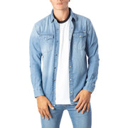 Hellblaues, langärmeliges Jeanshemd mit geknöpften Brusttaschen und Kragen von Jack & Jones Herrenhemd