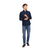 Chemise bleu marine à manches longues, boutonnée, avec deux poches poitrine et logo discret, issue de la collection homme Jack Jones.