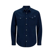 Chemise homme Jack Jones bleu marine foncé à manches longues, boutonnée, avec deux poches poitrine et boutons blancs.
