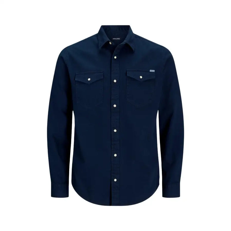 Chemise homme Jack Jones bleu marine foncé à manches longues, boutonnée, avec deux poches poitrine et boutons blancs.