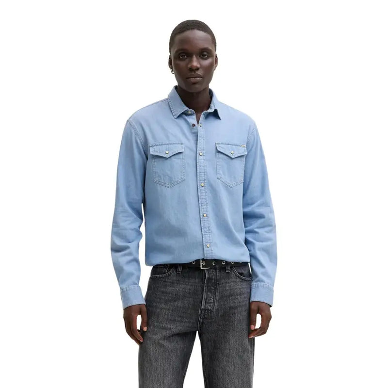 Chemise en denim bleu clair à boutons de la marque Jack Jones, avec deux poches poitrine et boutons argentés, pour homme