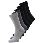 Un ensemble de cinq chaussettes Jack & Jones pour homme, mi-mollet, dans différentes nuances de gris et de noir, en maille douce.