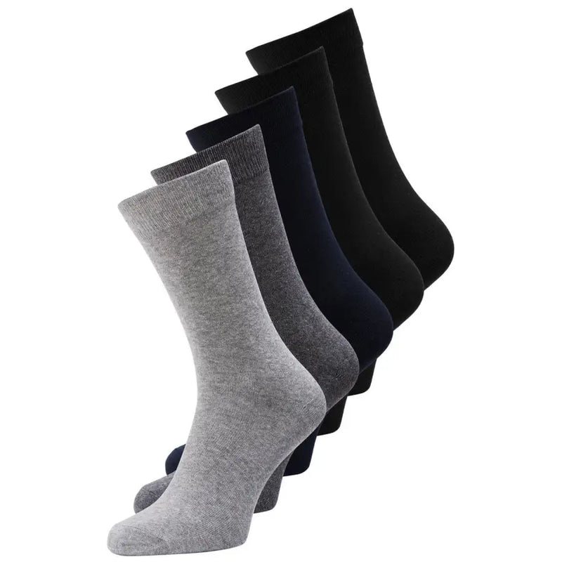 Un ensemble de cinq chaussettes Jack & Jones pour homme, mi-mollet, dans différentes nuances de gris et de noir, en maille douce.