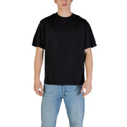 Men’s black short-sleeve crew neck T-shirt displayed in Jack & Jones collection