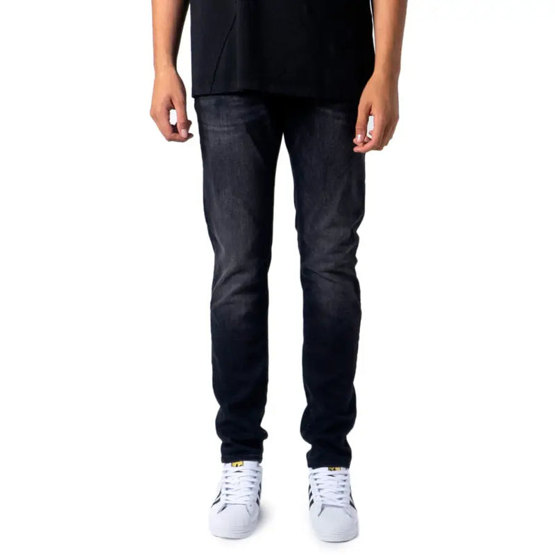 Schwarze, schmal geschnittene Herren-Jeans von Jack & Jones mit verwaschenem Look und dezenten Used-Effekten für Herbst und Winter