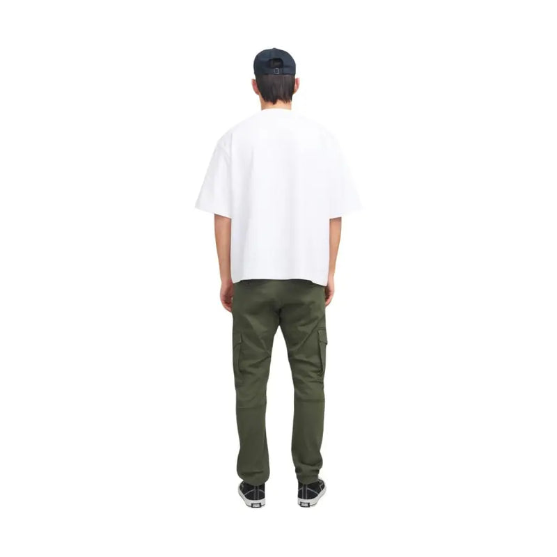 Olivgrüne Cargohose von Jack & Jones mit mehreren Taschen und lässiger Passform für Freizeitkleidung