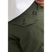Jack & Jones Olivgrüne Chino-Hose aus Baumwolle für Herren mit Taschen, schwarzem Knopf und sichtbarem Markenetikett.