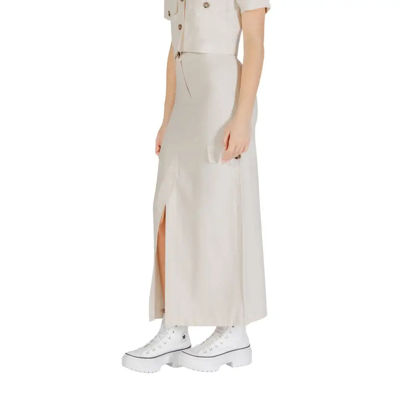 Jacqueline de yong grey viscose midi skirt for women with off-white color high slit and subtle side pleats