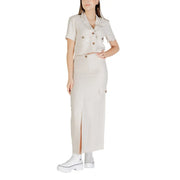 A beige double-breasted short-sleeved shirt with buttoned pockets paired with a jacqueline de yong grey viscose midi skirt with side slits