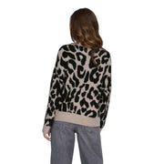 Pull en maille beige à imprimé léopard pour femme de Jacqueline de Yong, confectionné dans une maille douce et confortable avec ourlet côtelé.