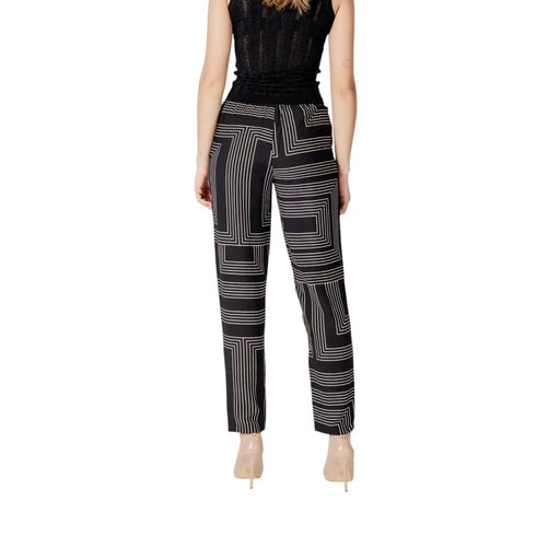 Schwarze Viskosehose für Damen von Jacqueline de Yong mit auffälligem, weißem, geometrischem Schnürmuster auf der Vorderseite