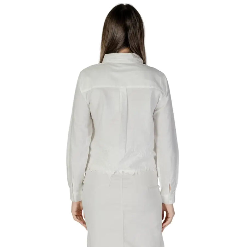 Jacqueline de yong women’s white cotton blouse with long sleeves subtle textured pattern and frayed hem