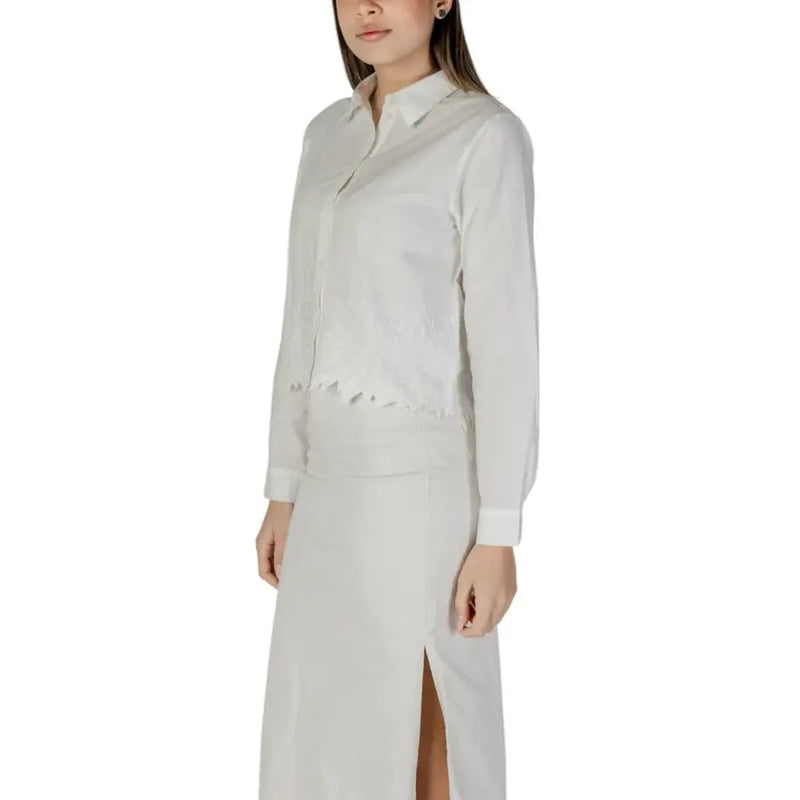 Jacqueline de yong women’s white cotton shirt with long sleeves modern asymmetrical hemline and subtle texture