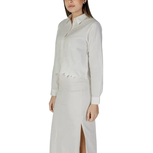 Jacqueline de yong women’s white cotton shirt with long sleeves modern asymmetrical hemline and subtle texture