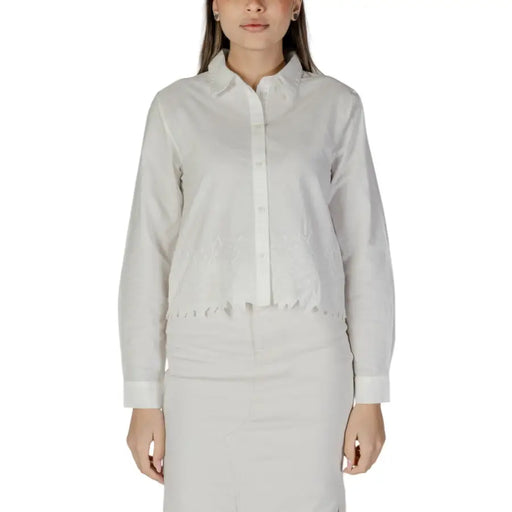 Jacqueline de yong women’s white cotton long-sleeved shirt with subtle textured pattern and frayed hem