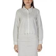 Jacqueline de yong women’s white cotton long-sleeved shirt with subtle textured pattern and frayed hem
