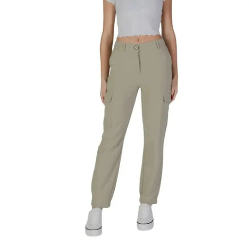 Khakifarbene Cargohosen mit elastischen Bündchen, kombiniert mit weißen Sneakers von B.young