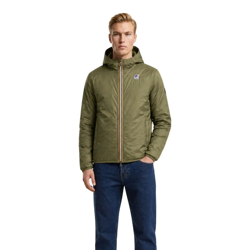 Olivgrüne, gesteppte Kapuzenjacke mit goldenem Reißverschluss und Markenlogo auf der Brust; schwarze Herren-Kapuzenjacke aus Nylon von Kway (Polyester)