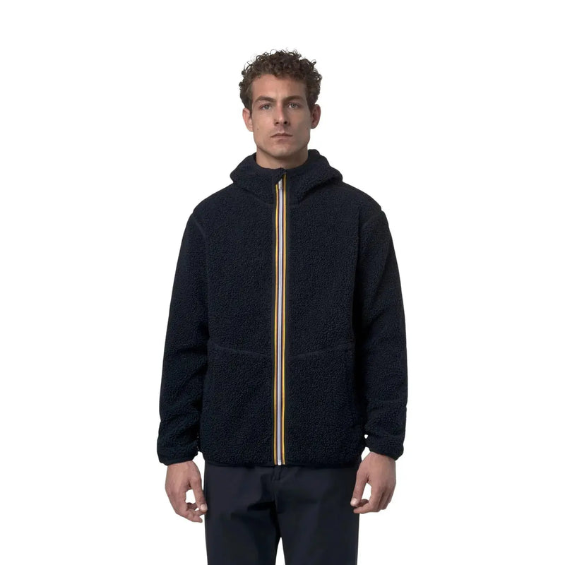 Schwarze, strukturierte Fleecejacke mit Kapuze und kontrastierendem gold-weißem Reißverschluss aus der blauen Sherpa-Fleece-Kollektion von Kway für Herren.