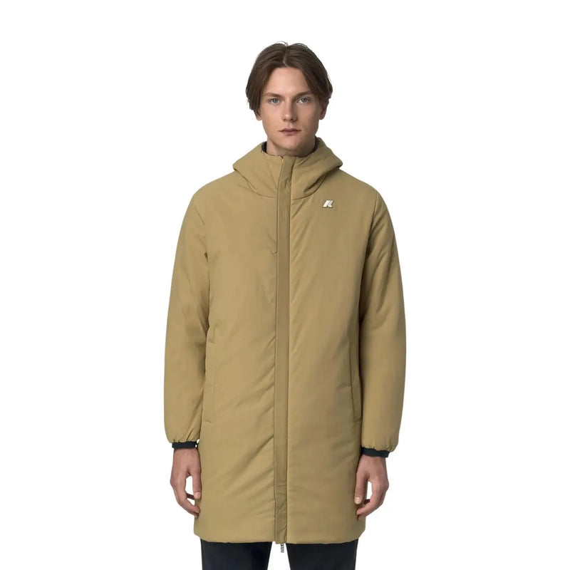 Manteau d'hiver beige à capuche avec bordures noires aux poignets et logo discret sur la poitrine, confectionné en polyester pour homme.