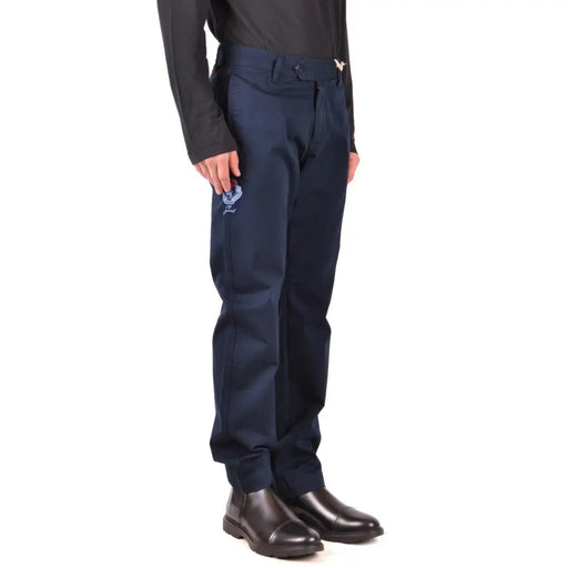 Marineblaue Herrenhose von La Martina mit dezent gesticktem Logo am Oberschenkel und metallischem Vogelemblem am Bund