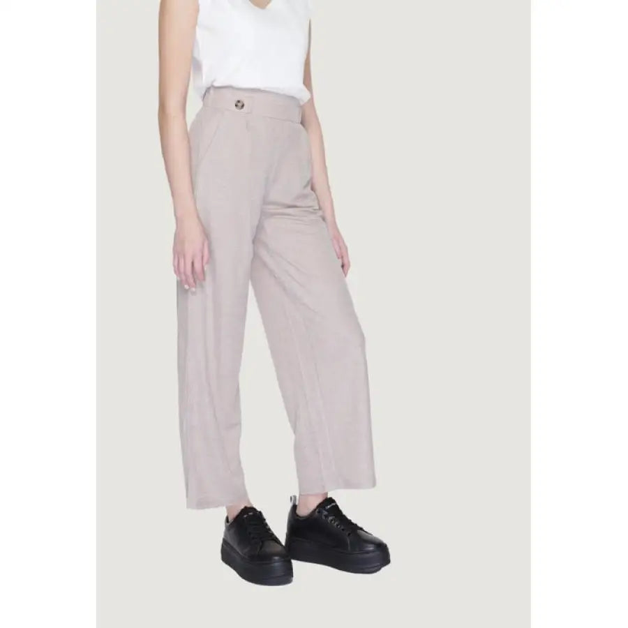 
                      
                        Fifth Label beige straight trousers for women showing urban city style fashion
                      
                    