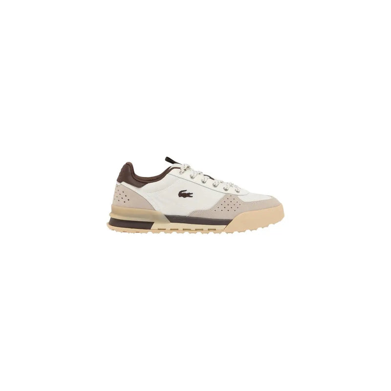 Baskets Lacoste pour homme en cuir marron, modèle Slam Break, avec empiècements perforés blancs et marron, semelle beige et lacets noirs.