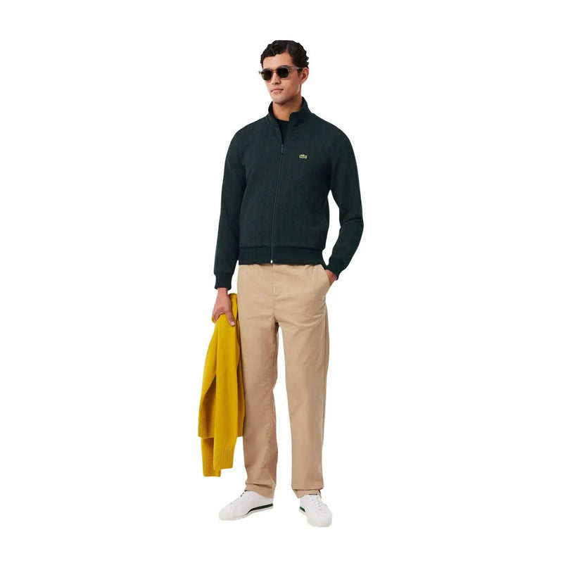 Dunkelgrüne Lacoste Herren-Baumwolljacke mit Reißverschluss und kleinem Krokodillogo auf der linken Brust, geeignet für die Freizeit.