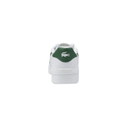 Weiße Lacoste Herren-Sneaker aus Leder mit grüner Fersenlasche, die das ikonische Krokodil-Logo von der Rückseite zeigt