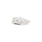 Lacoste Herren-Sneaker aus Leder, weiß, Modell Slam Break, mit Perforationen, beigefarbenen Akzenten und grünem Sohlenrand.