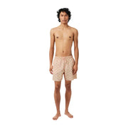 Lacoste Herren-Badeshorts aus rosa Polyester mit einem dezenten, sich wiederholenden Muster aus kleinen grünen und gelben Ananas