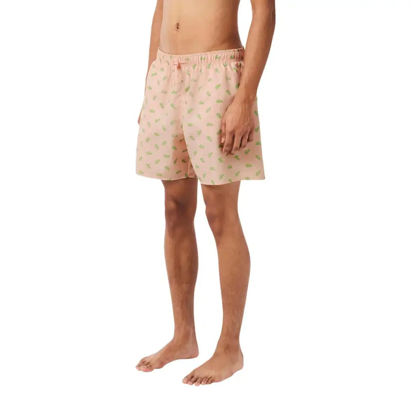 Lacoste Herren-Badeshorts aus rosafarbenem Polyester mit dezentem grünem Blattmuster, elastischem Bund und Kordelzugverschluss