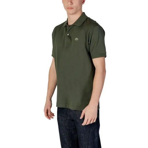 Olivgrünes Lacoste Herren-Poloshirt mit kurzen Ärmeln aus 100 % Baumwolle mit gesticktem Krokodil-Logo auf der linken Brust.