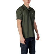 Olivgrünes Lacoste Herren-Poloshirt mit kurzen Ärmeln aus 100 % Baumwolle mit weißem Krokodil-Logo auf der Brust