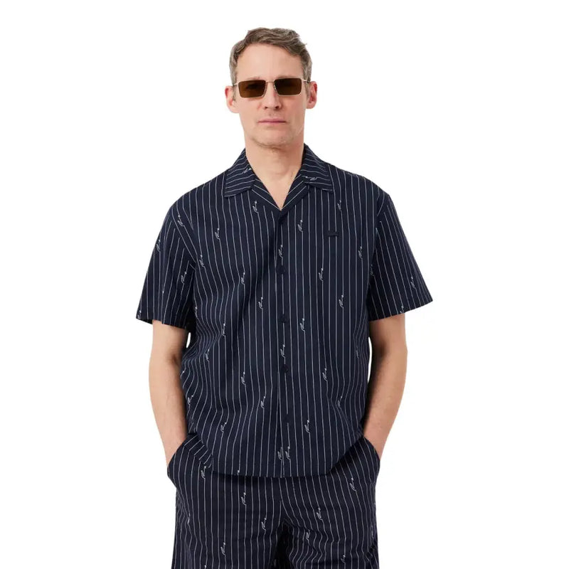 Marineblaues, kurzärmeliges Herrenhemd von Lacoste mit Knopfleiste, weißen Nadelstreifen und kleinen Ankermotiven