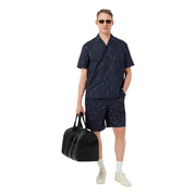 Schwarze, strukturierte Reisetasche mit top Griffe und Frontreißverschluss mit Lacoste-Herrenhemd-Logo