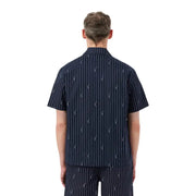 Marineblaues, kurzärmeliges Lacoste-Herrenhemd mit weißen, vertikalen Nadelstreifen und gestickten Ankermotiven