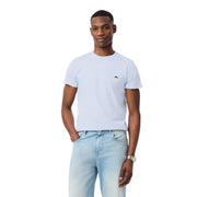 Hellblaues Lacoste Herren-T-Shirt mit kurzen Ärmeln aus 100 % Baumwolle mit kleinem grünen Krokodil-Logo auf der linken Brust.