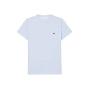 Hellblaues Lacoste Herren-T-Shirt mit kurzen Ärmeln, 100 % Baumwolle und kleinem grünen Krokodil-Logo auf der linken Brust.