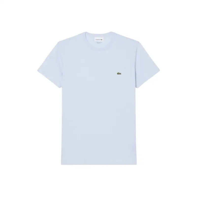 Hellblaues Lacoste Herren-T-Shirt mit kurzen Ärmeln, 100 % Baumwolle und kleinem grünen Krokodil-Logo auf der linken Brust.