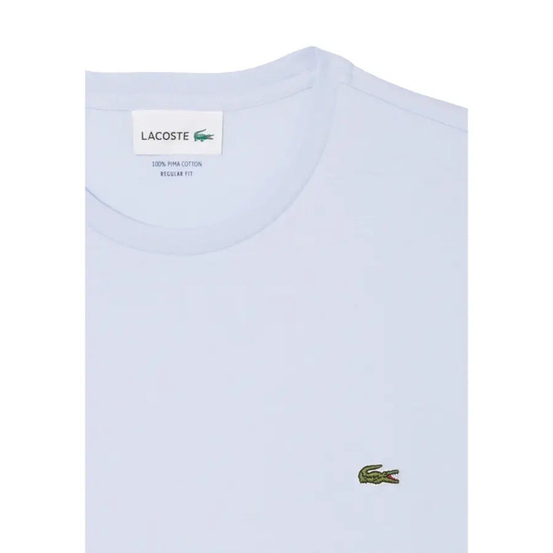 Hellblaues Lacoste Herren-T-Shirt aus 100 % Pima-Baumwolle mit kleinem grünen Krokodil-Logo auf der linken Brust.