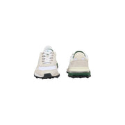 Weiße, cremefarbene Lacoste Herren-Sneaker aus Wildleder-Nylon mit grünen Akzenten und einer klobigen Sohle, von hinten gesehen.