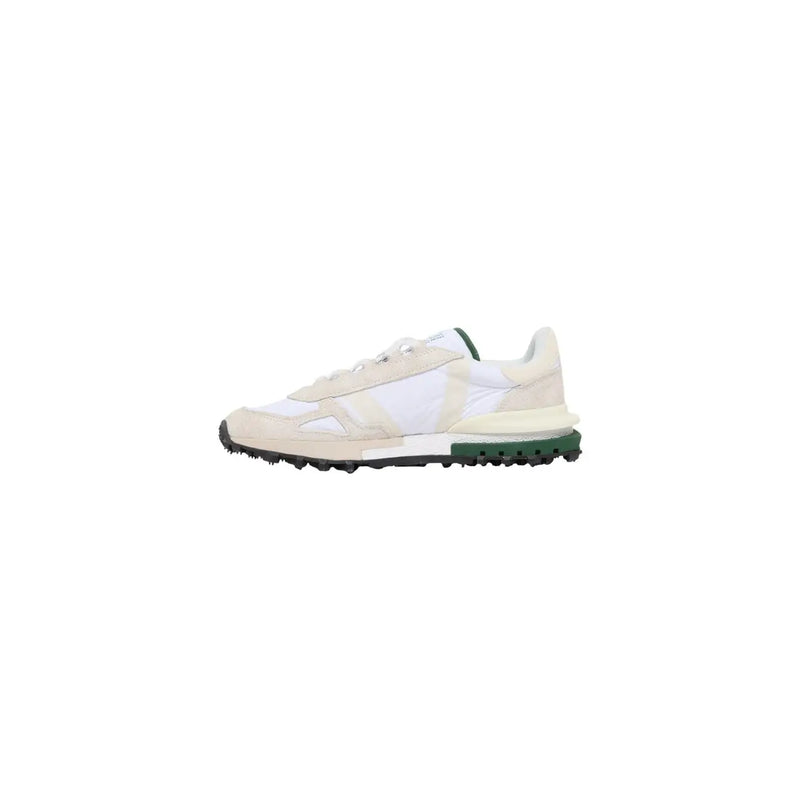 Weiße Lacoste Herren-Sneaker mit cremefarbenem Obermaterial aus Wildleder-Nylon und kräftig grüner Gummisohle für den Freizeitbereich