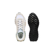 Cremefarbene weiße Lacoste Herren-Sneaker aus Wildleder-Nylon mit weißen Schnürsenkeln und schwarzer Gummisohle für den Freizeitgebrauch