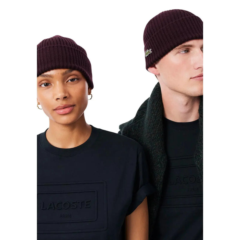 Lacoste Wollmütze für Herren in Bordeauxrot mit Rippstrick und kleinem, gesticktem Krokodillogo, Vorderansicht
