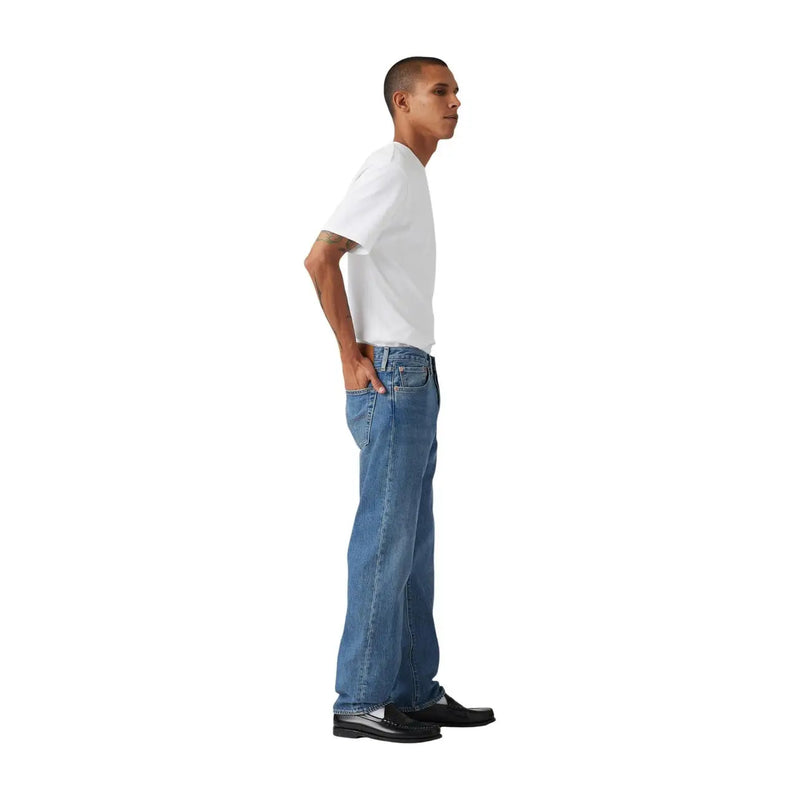 Jean Levi's pour homme en denim bleu, coupe droite et cinq poches, vue de face