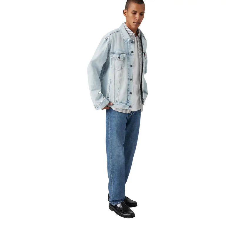 Veste en jean Levi's pour femme, bleu clair, avec fermeture boutonnée classique et poches à rabat, portée par un mannequin