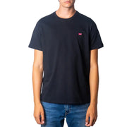 Schwarze Levi's-Männer t-shirt mit einem kleinen roten Logo auf der linken Brust, perfekt für Freizeitkleidung