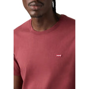 Levi's Herren-T-Shirt, bordeauxrot, Baumwolle, Rundhalsausschnitt, kurze Ärmel, mit kleinem roten Logo-Patch auf der linken Brust.